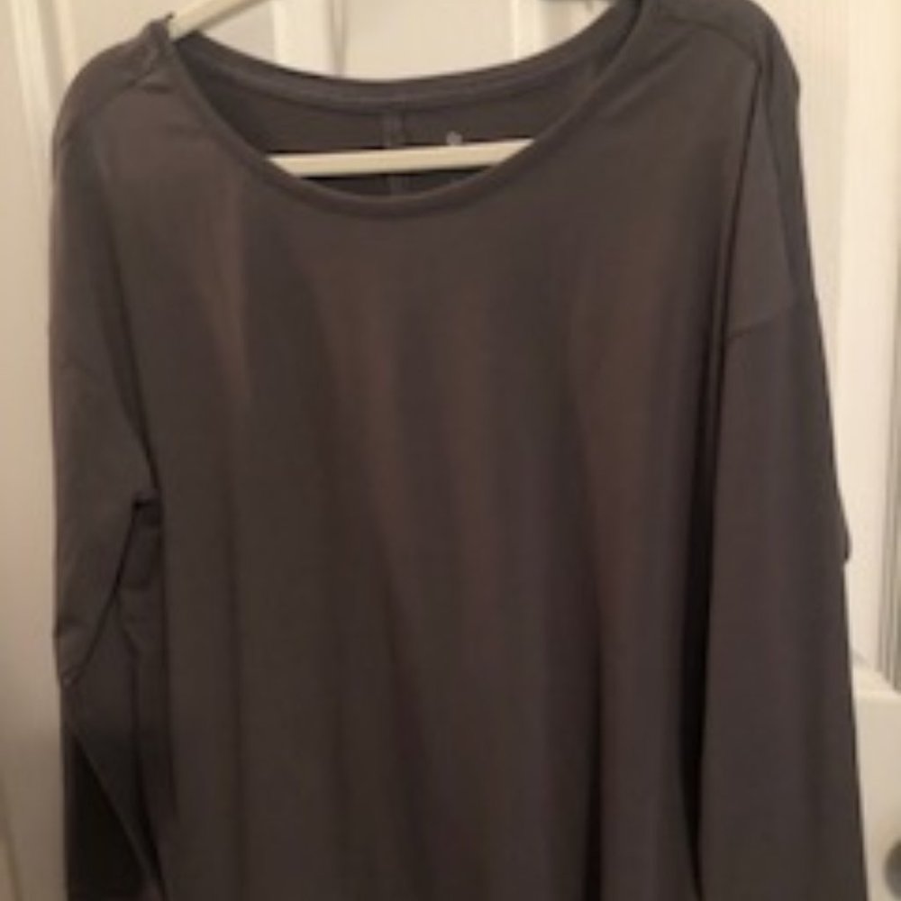 EUC Complete Athleta 2 Piece Set in Silver Bells